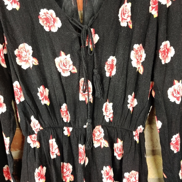 Lush Lace-up Romper - Picture 4 of 7